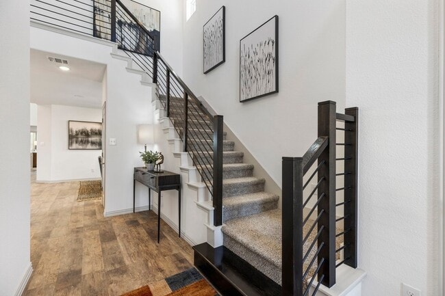 Photo - 1456 Kit King Dr