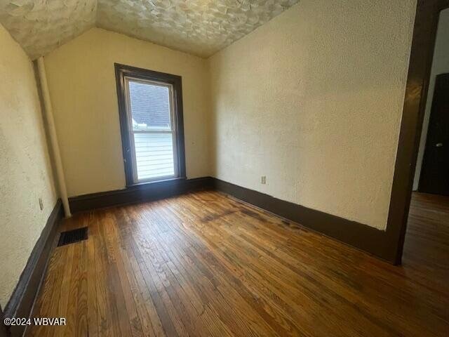 Photo - 816 Elmira St