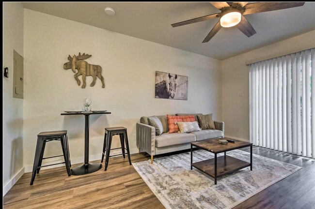 Building Photo - 4021 W 8th St Unit ID1296516P