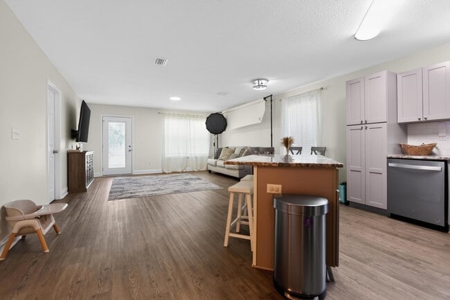 Photo - 5282 Kervin Rd