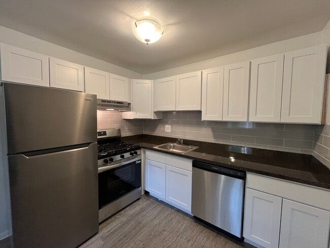 Full Upgrade Kitchen Stainless Steel - Colonial Point Apartments