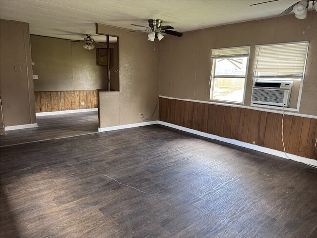 Photo - 854 Queenswood St