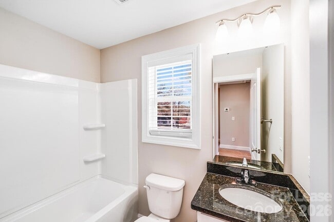 Photo - 604 W 8th St