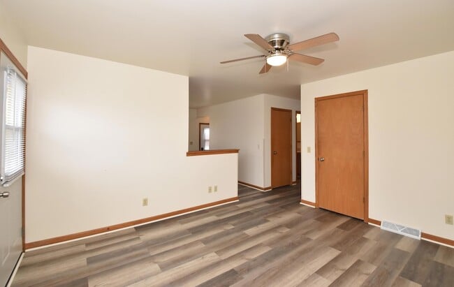 Photo - 3042 Hamlin Ave