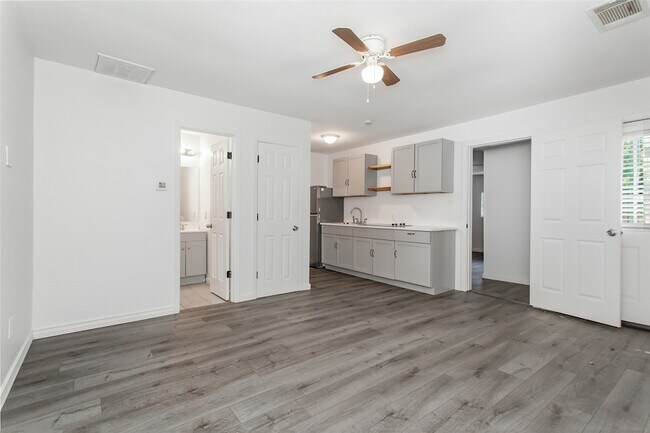 Photo - 2351 Longhorn St