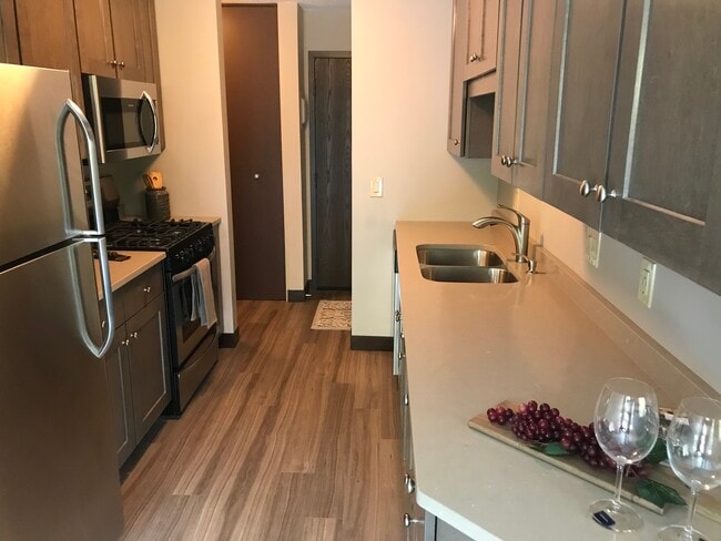 Stone Countertops at Cedars of Edina - Cedars of Edina Apartments