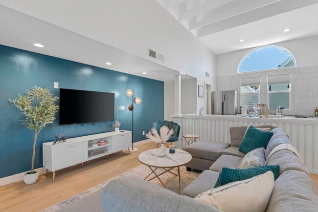 Building Photo - 909 E Camelback Rd Unit ID1366951P