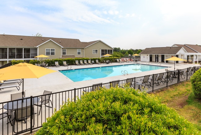 BIG POOL DECK - Crosstimbers Apartments