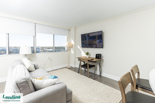 Photo - 305 Dr. M.L.K. Jr St S Unit 813.1403523