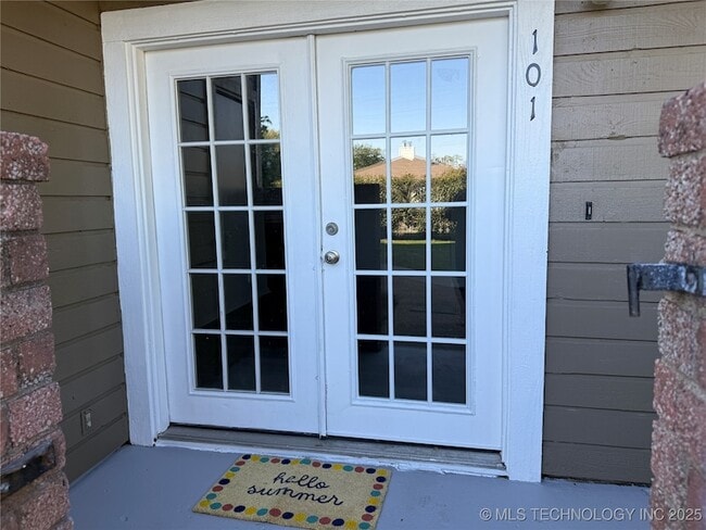 Building Photo - 6639 S Victor Ave Unit G101