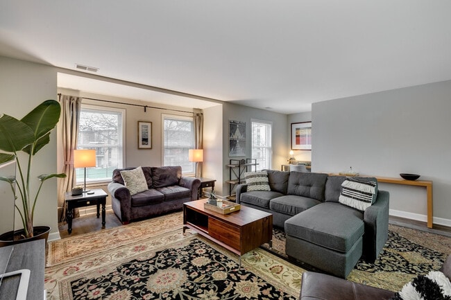 Building Photo - 226 S Hoyne Ave Unit ID1255621P