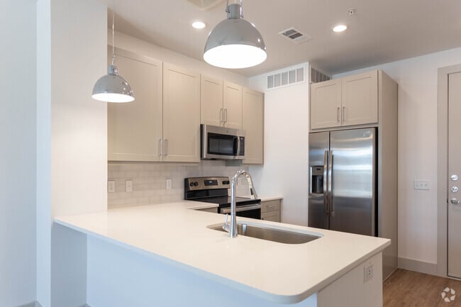 1BR, 1BA - 603 SF - The Drake