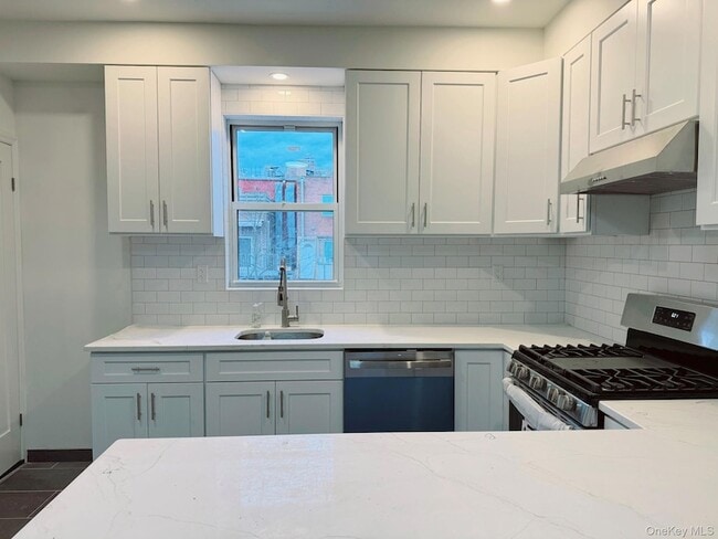 Photo - 68-11 Dartmouth St