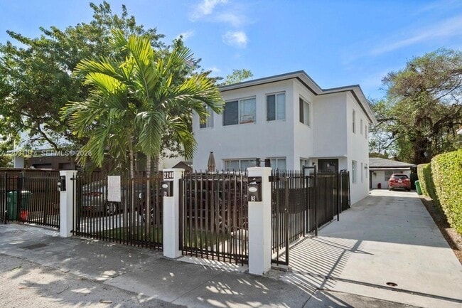 Building Photo - 2240 SW 16th Ct Unit U