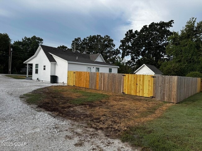 Photo - 3905 E 13th St