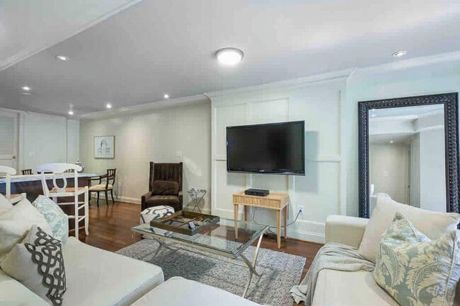 Building Photo - 2114 Bancroft Pl NW Unit SI ID1499792P