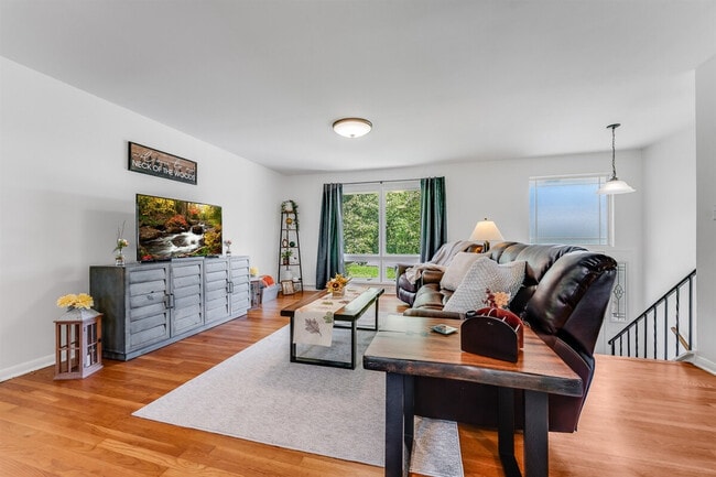 Building Photo - 521 Woodhaven Dr Unit ID1308987P