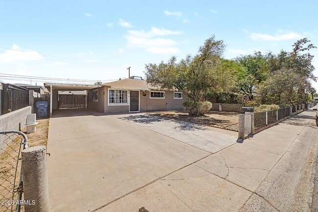 Building Photo - 1823 E Sunland Ave
