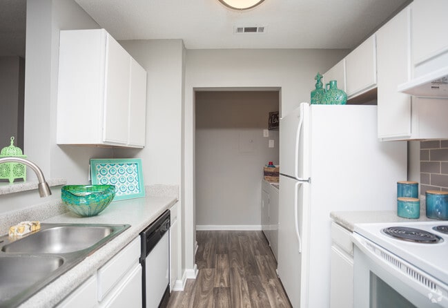 2BR, 2BA - 1,155 SF - Emerge Oakcrest