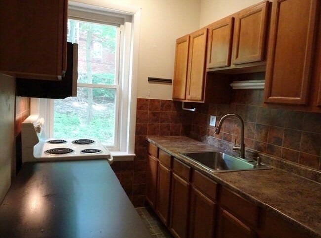 Building Photo - 15 University Rd Unit 22