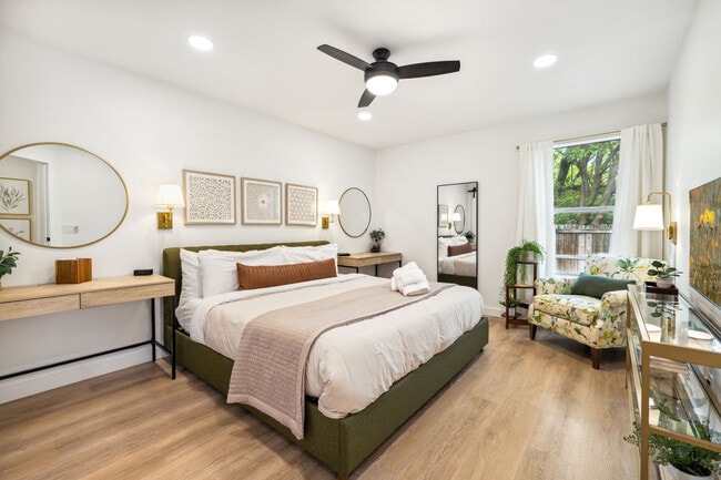 Photo - 2352 W Houston St Unit ID1227149P