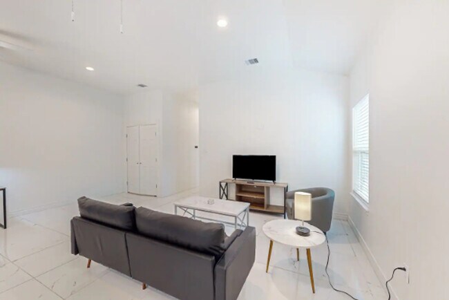 Photo - 702 5th St Unit ID1268425P