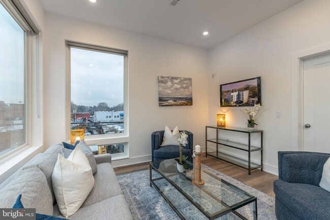 Photo - 5545 Pulaski Ave Unit 307