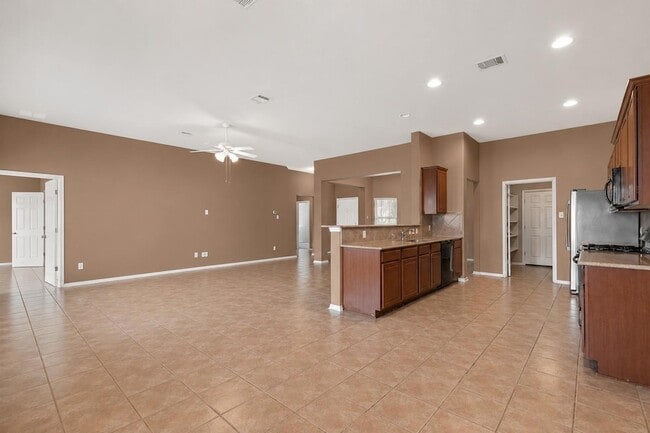 Photo - 354 Camelia Pkwy