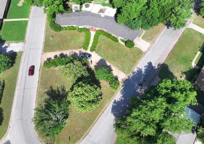 Photo - 722 Maple St