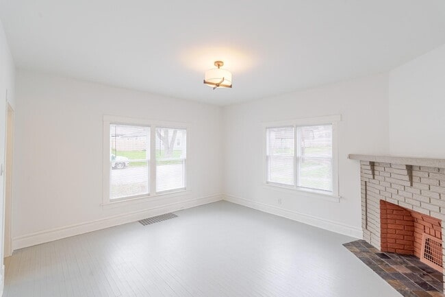 Photo - 306 Brown St