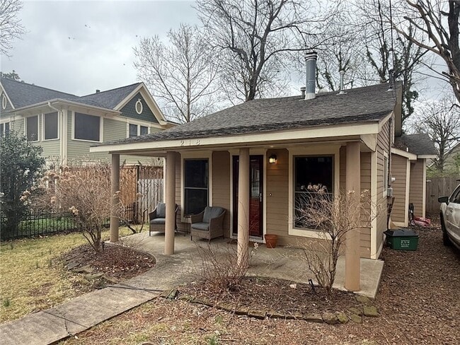 Building Photo - 218 E Maple St