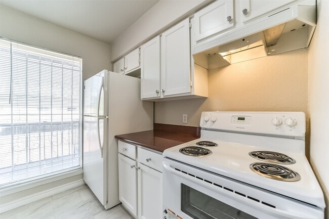 Building Photo - 6202 Skyline Dr Unit 44