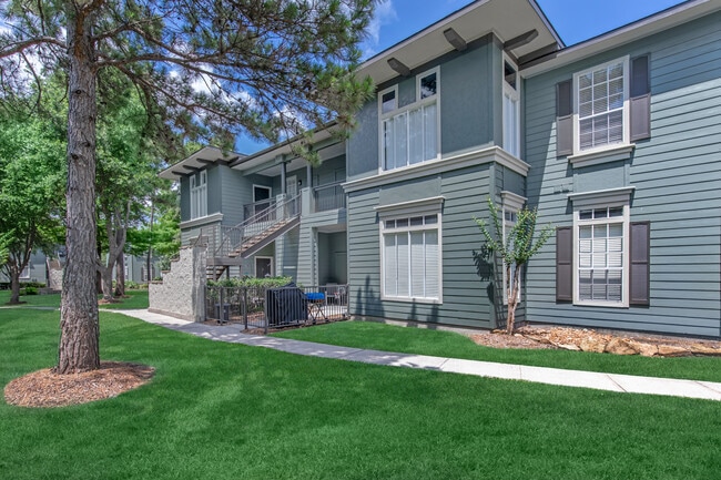 Beautiful Landscaping @ Mallard Creek Kingwood - Mallard Creek