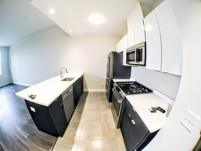 Building Photo - 1022 Hancock St Unit 207