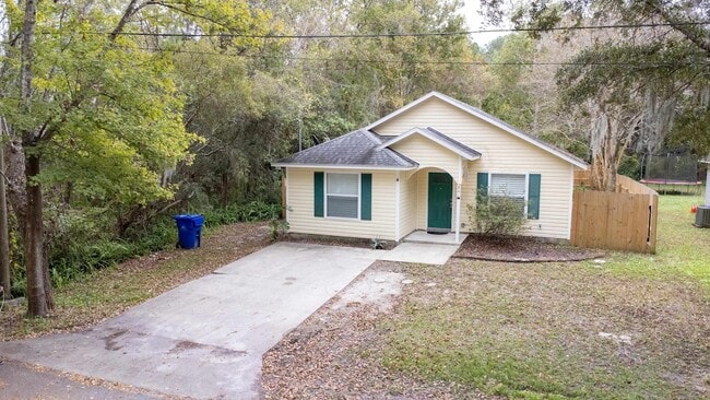 Photo - 841 Helen St