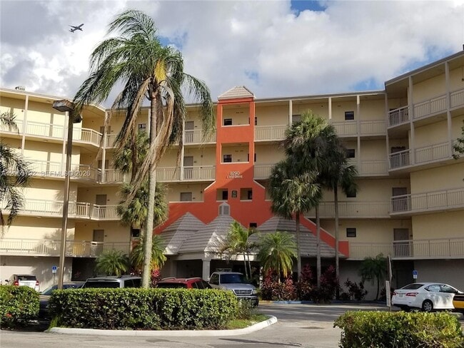 Building Photo - 8290 Lake Dr Unit 440
