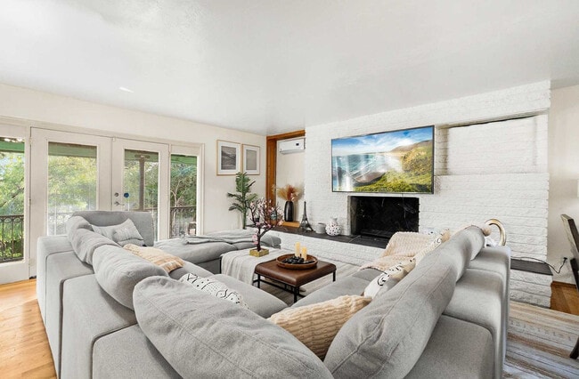 Building Photo - 4989 Randlett Dr Unit SI ID1464997P