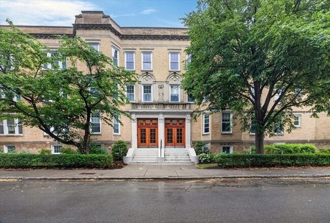 Building Photo - 138 Sewall Ave