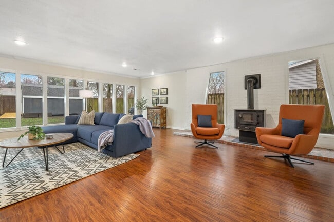 Building Photo - 604 NW B St Unit ID1221860P