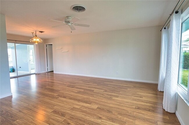 Photo - 1325 Cambridge Dr