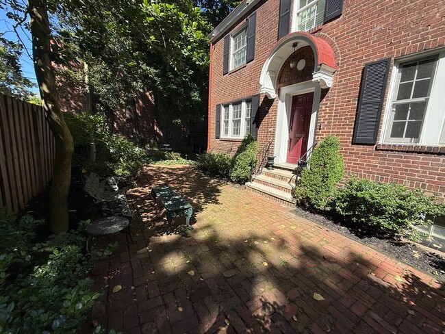 Photo - 506 Roslyn Pl