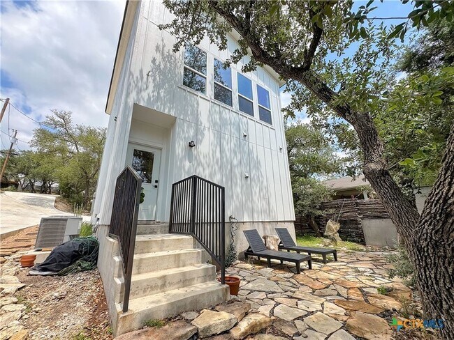 Building Photo - 1200 Willow Dr