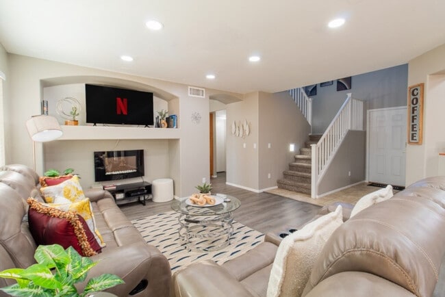 Building Photo - 1387 E 10th Pl Unit ID1317856P