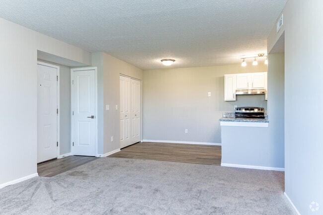 1BR, 1BA - 750SF - Living Room - Greensview Apartments