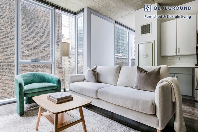 Building Photo - 215 W Lake St Unit SI FL7-ID1331