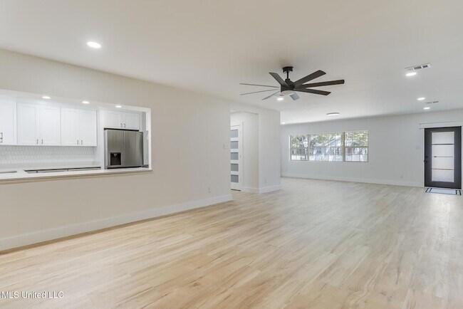 Photo - 175 St Charles Ave