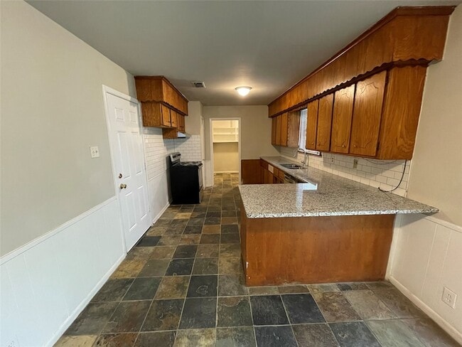 Photo - 905 La Salle Dr