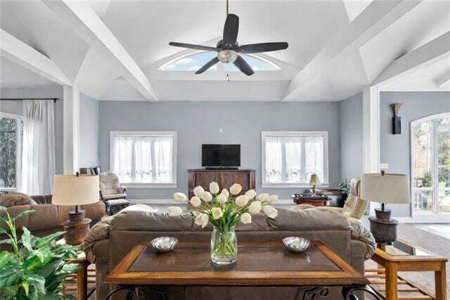 Photo - 633 Village Ln N