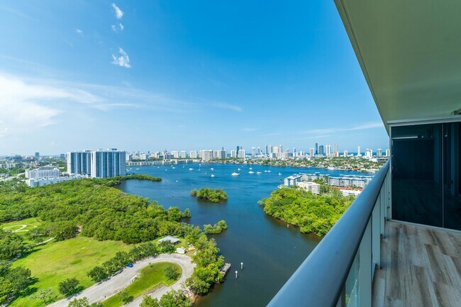 Building Photo - 16385 Biscayne Blvd Unit 803