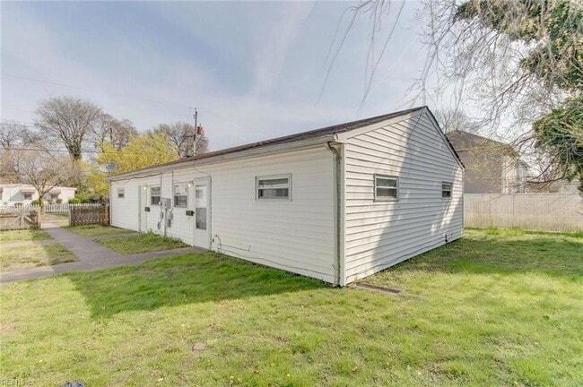 Photo - 1443 W 40th St